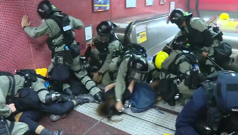 honkongo-metro-negailestingas-policijos-ir-protestuotoju-susiremimas