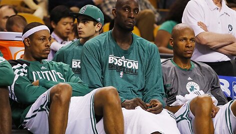 Bostono &bdquo;Celtics&ldquo; krep&scaron;ininkai Paulas Pierce'as, Kevinas Garnettas ir Ray Allenas