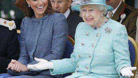 Kembridžo hercogienė Catherine ir Didžiosios Britanijos karalienė Elizabeth II