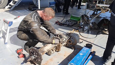 heston-mro-team-pitlane-bando-prikelti-automobili-po-gaisro