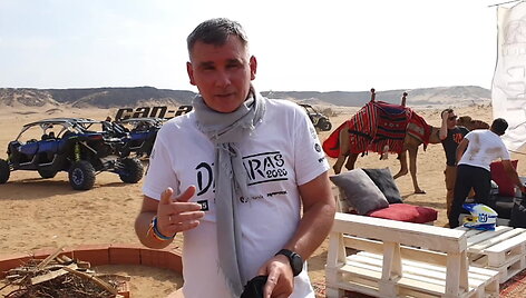 saudo-arabijos-dykumoje-dakaro-zurnalistai-isbande-galingus-can-am-maverick-bagius