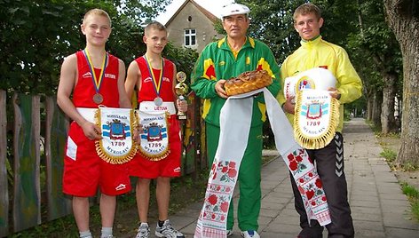 Evaldas, jo treniruočių draugas Edgaras Skurdelis, brolis Arvydas ir Nusipelnęs Lietuvos Bokso treneris Vincas Murauskas.