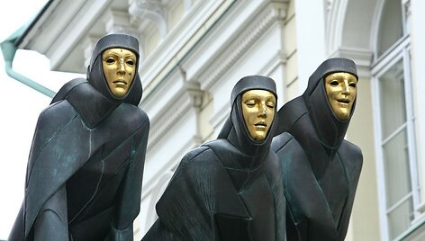 Lietuvos nacionalinį dramos teatrą vainikuojančios skulptoriaus Stanislovo Kuzmos sukurtos &bdquo;Trys mūzos&ldquo;