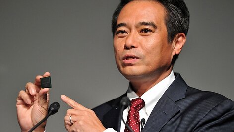 &bdquo;Sony&ldquo; vice prezidentas Masashi Imamura rodo &bdquo;4K X-Reality PRO&ldquo; procesorių, naudojamą naujuose televizoriuose