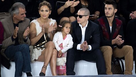 I&scaron; kairės: Prancūzijos fotografas Patrickas Demarchelieris, JAV dainininkė Jennifer Lopez su dukra Emme Maribel Muniz ir partneriu Casperu Smartu, modelis Baptiste Giabiconi