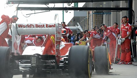 Fernando Alonso atvažiavo į techninio aptarnavimo juostą.