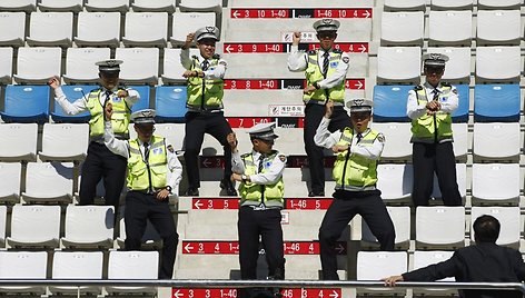 Pietų Korėjos policininkai šoka pagal „Gangnam Style“