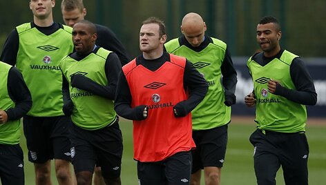 I&scaron; kairės: Andy Carrollas, Jermainas Defoe, Wayne'as Rooney, Jonjo Shelvey ir Ashley Cole'as