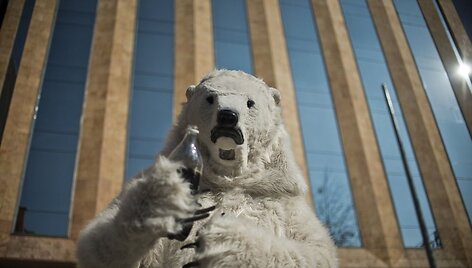 Baltąja me&scaron;ka apsirengęs protestuotojas