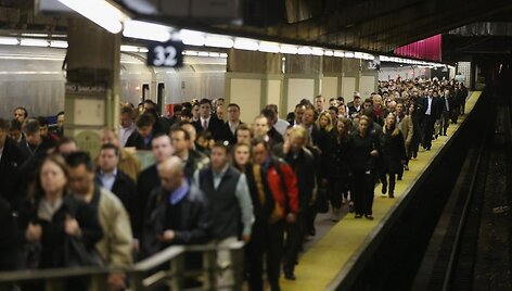 Žmonės Niujorko metro stotelėje piko metu