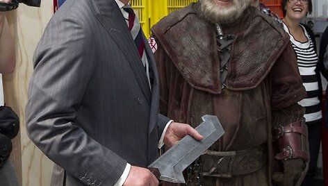 Princas Charlesas su kardu rankose