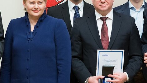 Prezidentė Dalia Grybauskaitė ir pažangiausia pripažintos kompanijos &bdquo;Thermo Fisher Scientific&ldquo; Vilniaus padalinio vadovas Algimantas Markauskas