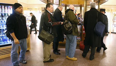 Žmonės laukia eilėje, kad galėtų nusipirkti &bdquo;PowerBall&ldquo; loterijos bilietą.