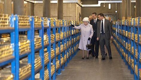 Didžiosios Britanijos karalienė Elizabeth II Anglijos banke