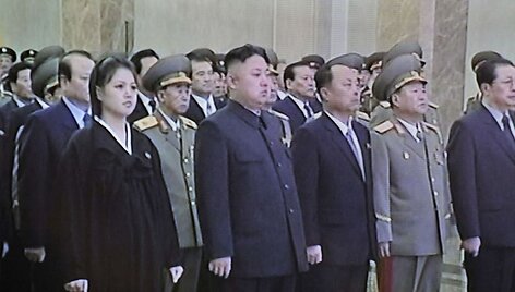 Kim Jong-Unas (centre) su žmona Ri Sol-Ju