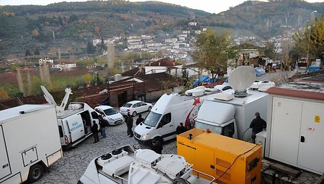 Žiniasklaidos atstovų automobiliai Širindžės kaimelyje