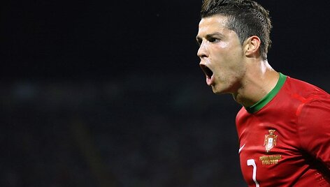 Portugalijos futbolininkas Cristiano Ronaldo džiaugiasi įvarčiu rungtynės su Olandija