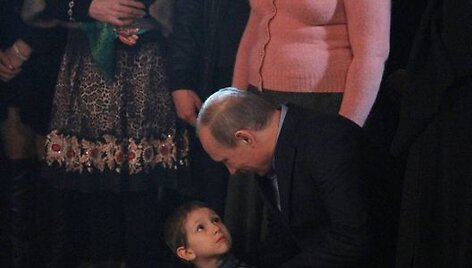 Rusijos prezidentas Vladimiras Putinas kalbasi su berniuku.