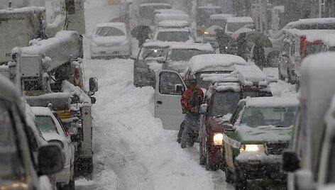 Automobilių grūstis apsnigtoje gatvėje