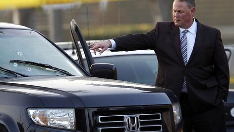 Los Andželo policija, ie&scaron;kodama Christopherio Jordano Dornerio, per klaidą ap&scaron;audė ne tą automobilį.