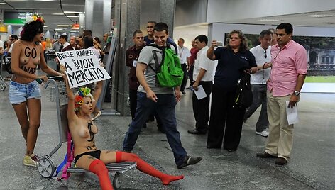 Apsinuoginusių aktyvisčių protestas Brazilijoje 