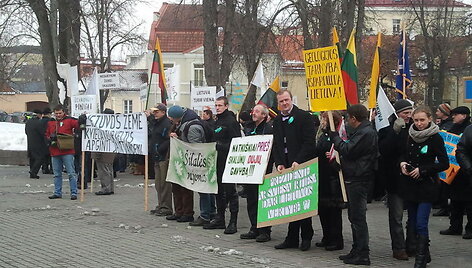 Protestuotojai prie prezidentūros