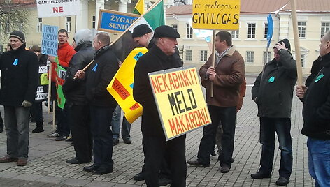 Protestuotojai prie prezidentūros