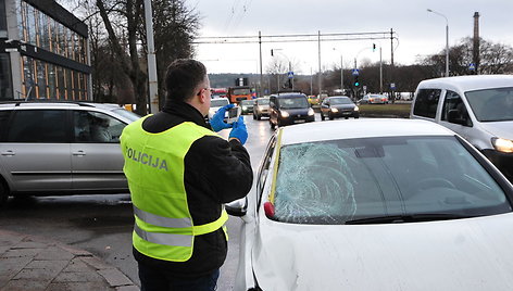 Savanorių prospekte automobilis partrenkė žmogų.