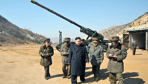 Kim Jong Uno vizitas netoli Pietų Korėjos salos