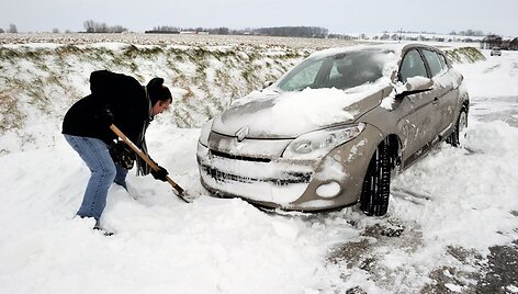 Sniege užklimpęs automobilis