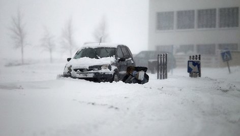 Prancūzijoje moteris prie sniege užklimpusio automobilio