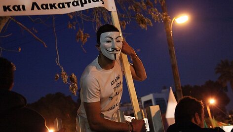Žmonės Kipre protestuoja prie&scaron; gelbėjimo paketą.