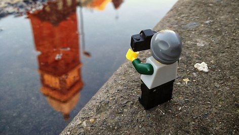 „Lego“ žmogeliukas fotografuoja