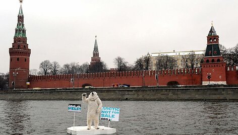 Baltąja me&scaron;ka persirengęs &bdquo;Greenpeace&ldquo; aktyvistas Maskvos upėje