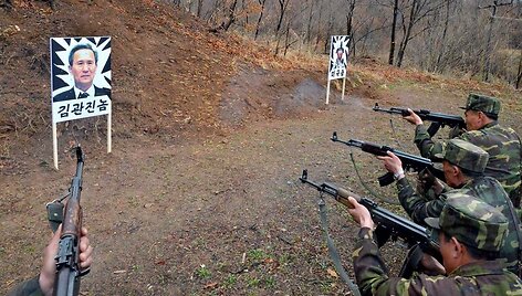 &Scaron;iaurės Korėjos karių taikinys &ndash; Pietų Korėjos gynybos ministras Kim Kwan Jinas