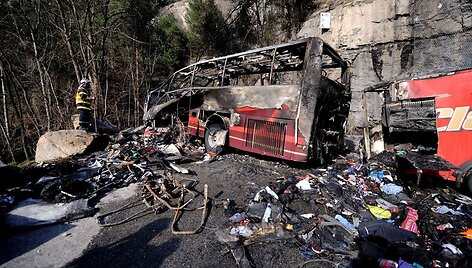 Prancūzijoje avariją patyrė ir sudegė autobusas