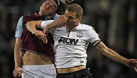 Andy Carrollas ir Nemanja Vidic