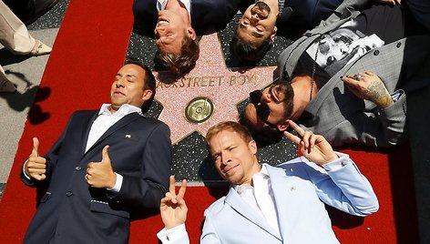 „Backstreet Boys“ grupės dainininkai guli prie savo žvaigždės.