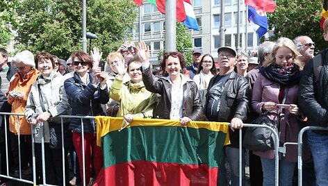 Dalios Grybauskaitės pasveikinti atvykę lietuviai.