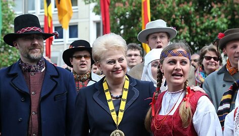 Dalia Grybauskaitė apdovanojimu džiaugėsi kartu su jos pasveikinti atvykusiais lietuviais.