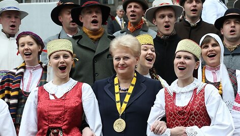 Dalia Grybauskaitė apdovanojimu džiaugėsi kartu su jos pasveikinti atvykusiais lietuviais.