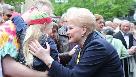 Dalia Grybauskaitė apdovanojimu džiaugėsi kartu su jos pasveikinti atvykusiais lietuviais.