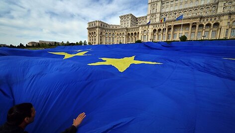 Didžiulė Europos Sąjungos vėliava prie Rumunijos parlamento 