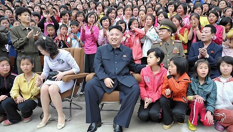 Kim Jong Unas su žmona Ri Sol Ju lankėsi vaikų stovykloje.