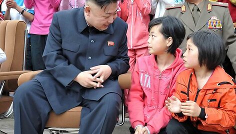 Kim Jong Unas vaikų stovykloje