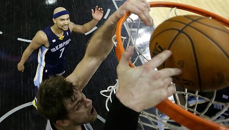 Tiago Splitterio dėjimas į krep&scaron;į
