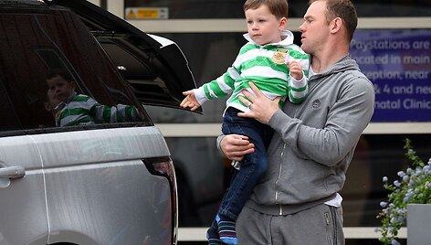 Wayne'as Rooney su sūnumi Kai prie Liverpulio moterų ligoninės