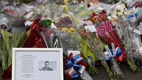 Įvykio vietoje sudėtos Lee Rigbiui pagerbti skirtos gėlės