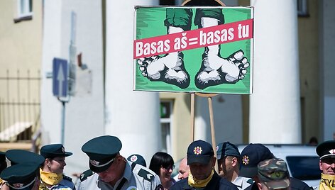 Pareigūnų protestas prie prezidentūros