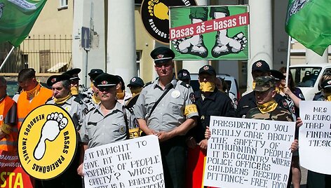 Pareigūnų protestas prie prezidentūros